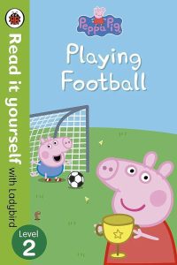 Peppa Pig: Playing Football - Read It Yourself with Ladybird